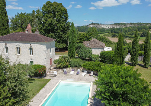 Magnifique ensemble quercynois avec deux maisons, grange, puits.