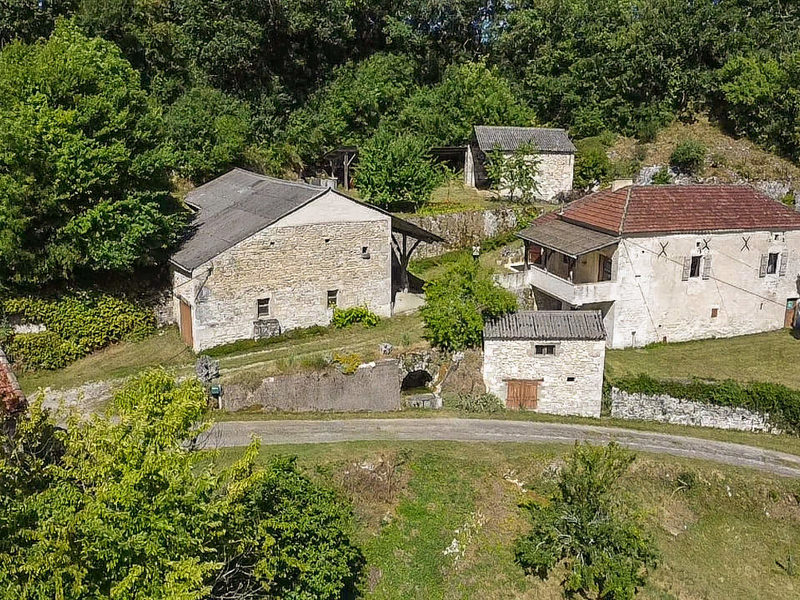 Quercy-style property to renovate with outbuildings and 6950