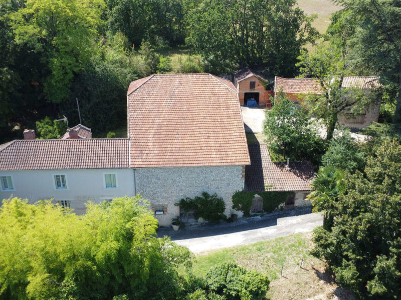 Joli corps de ferme avec dépendances et un terrain d'environ 6,4 hectares.