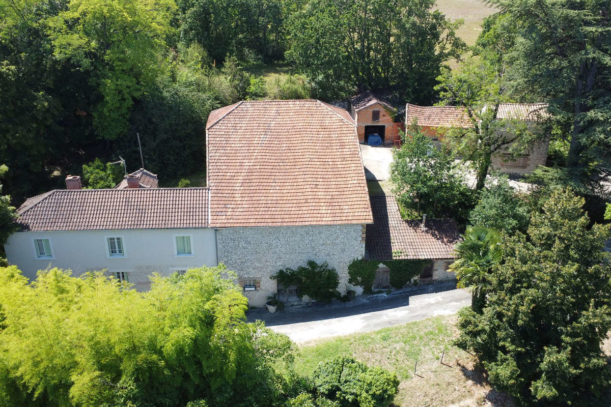 Joli corps de ferme avec dépendances et un terrain d'environ 6,4 hectares.