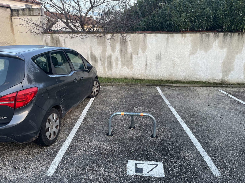 2 places de parking extérieures - idéalement situées - avenue