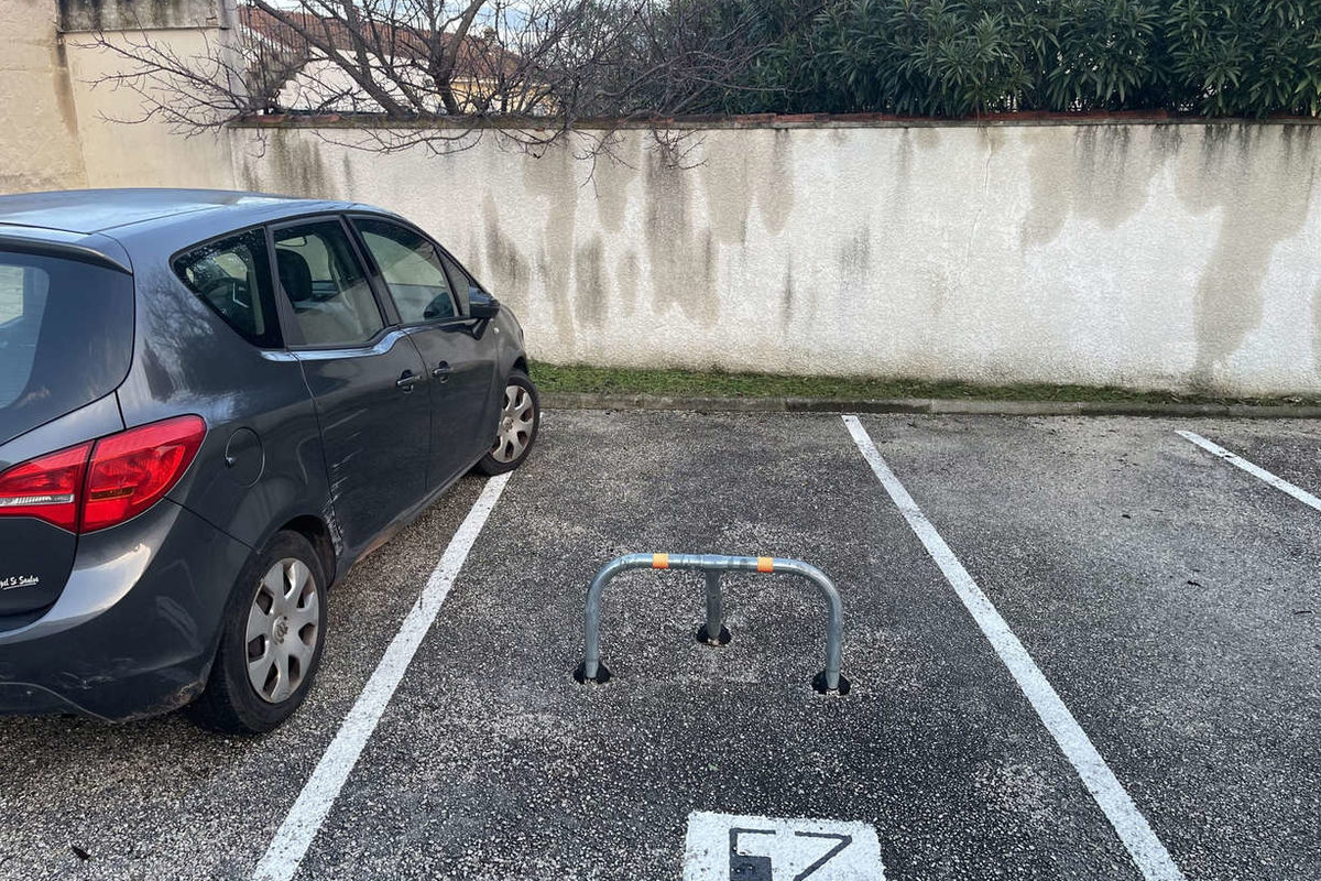 2 places de parking extérieures - idéalement situées - avenue
