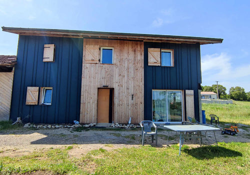 Propriété comprenant une maison à ossature bois, une maison