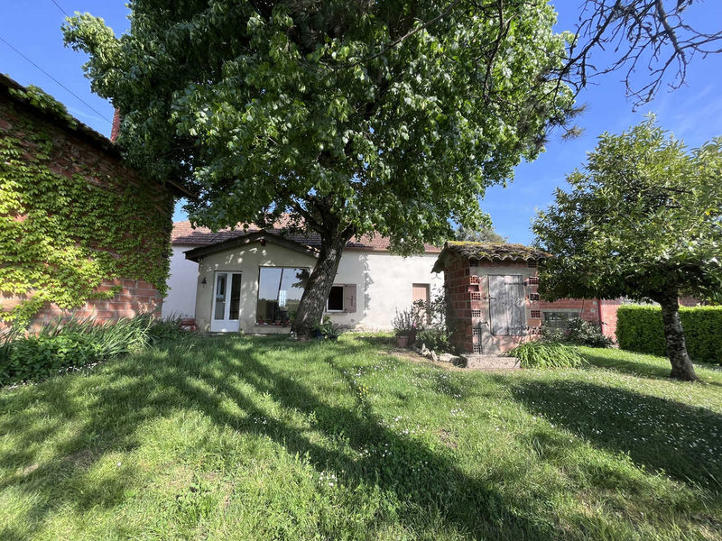 Ensemble comprenant une maison et 5 dépendances sur un terrain.