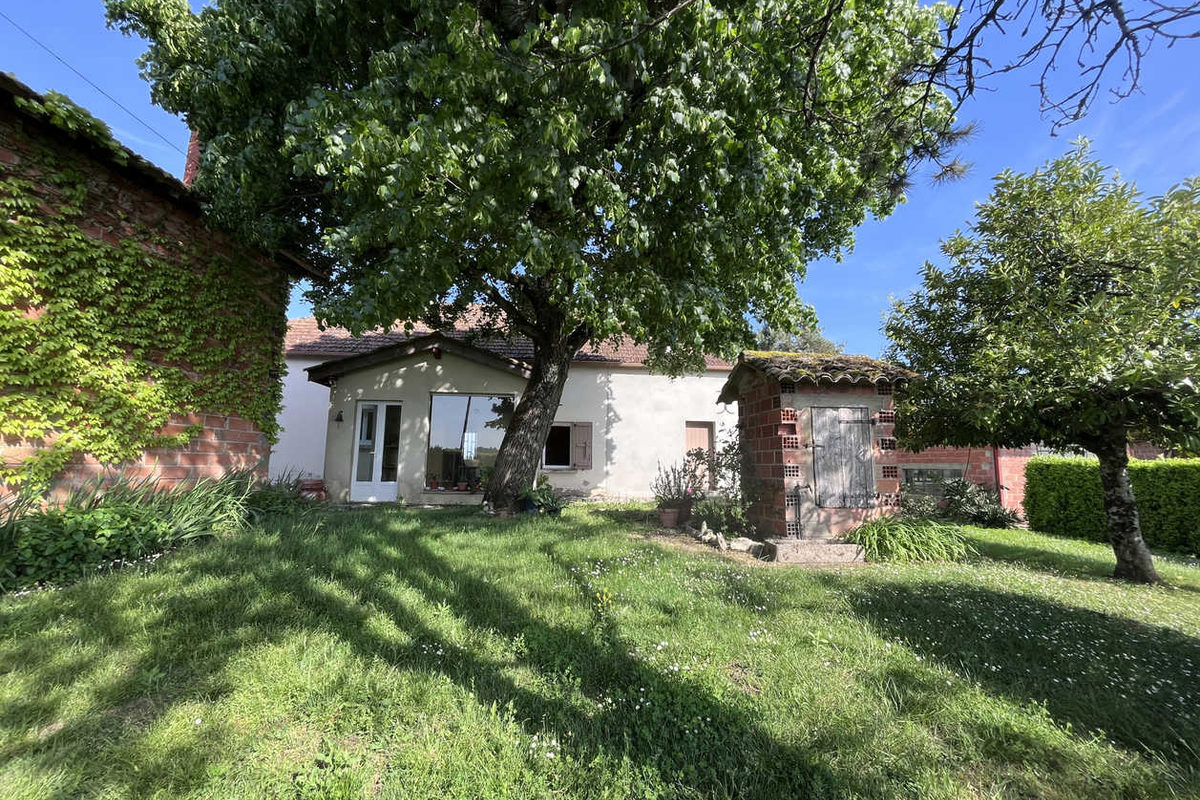 A property comprising a house and 5 outbuildings on a plot o