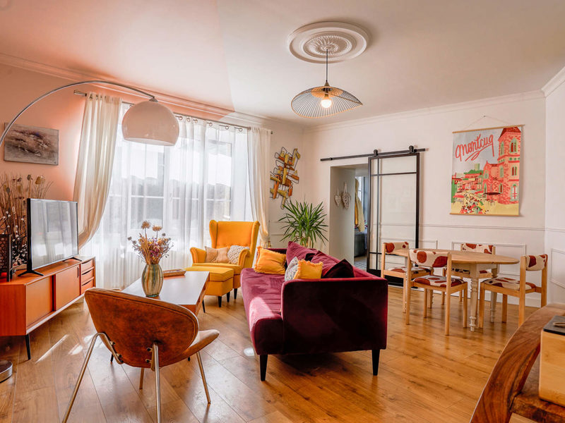 Karakteristiek huis met appartement, garages en groot terrein