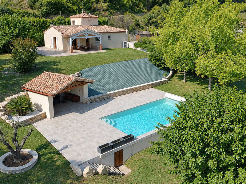 Belle maison contemporaine avec piscine, grand terrain et vue sur la campagne
