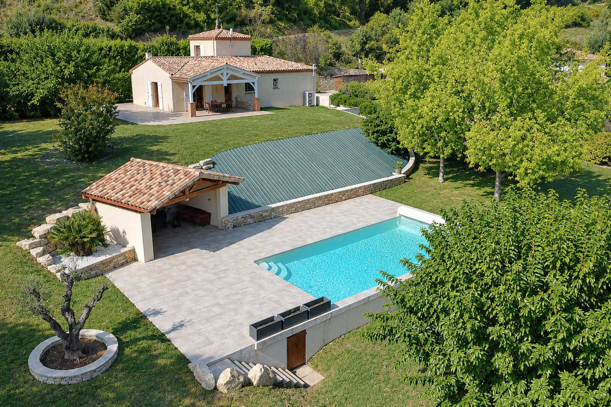 Beautiful contemporary house with pool, large plot and countryside views