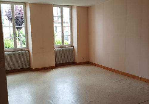 Come and discover this pleasant village house with its small