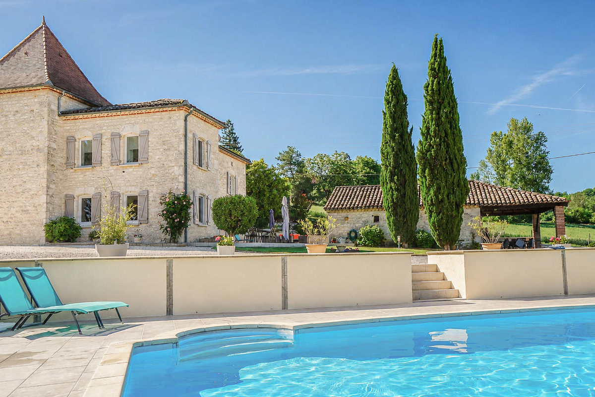 Elegant Quercy property with dovecote and swimming pool