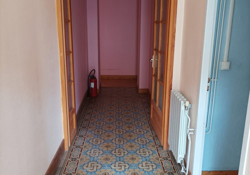 Come and discover this pleasant village house with its small
