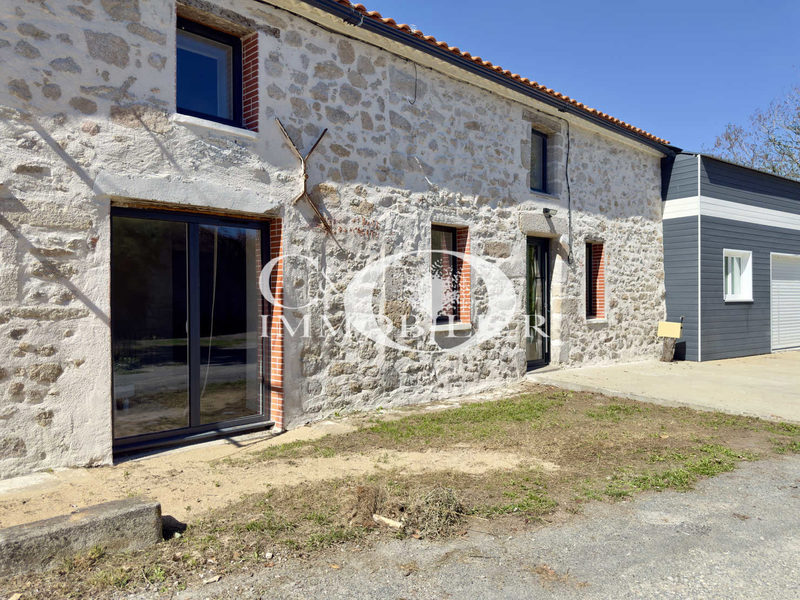 Maison en pierre rénovée avec soin de 145 m²