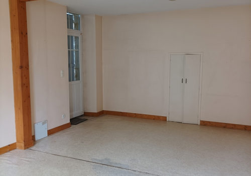 Come and discover this pleasant village house with its small