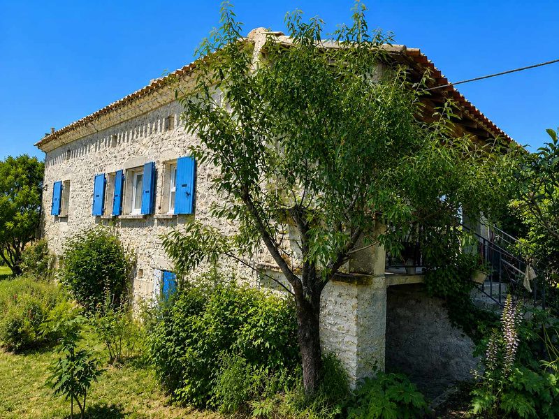 Two stone houses and artistic space on 5,000 m2