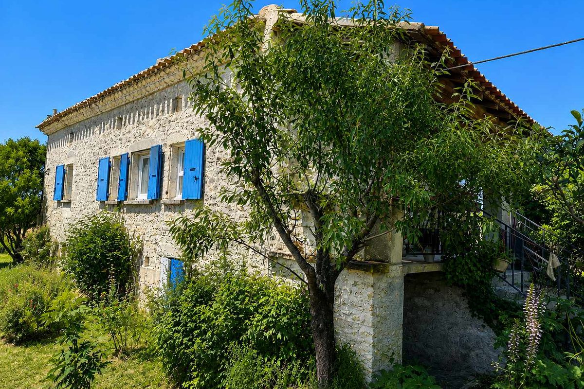 Two stone houses and artistic space on 5,000 m2