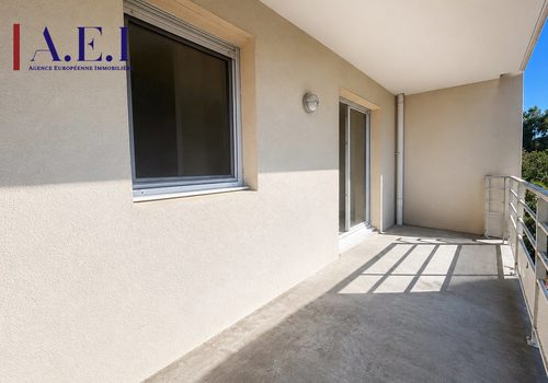 Two-room apartment with terrace and private parking