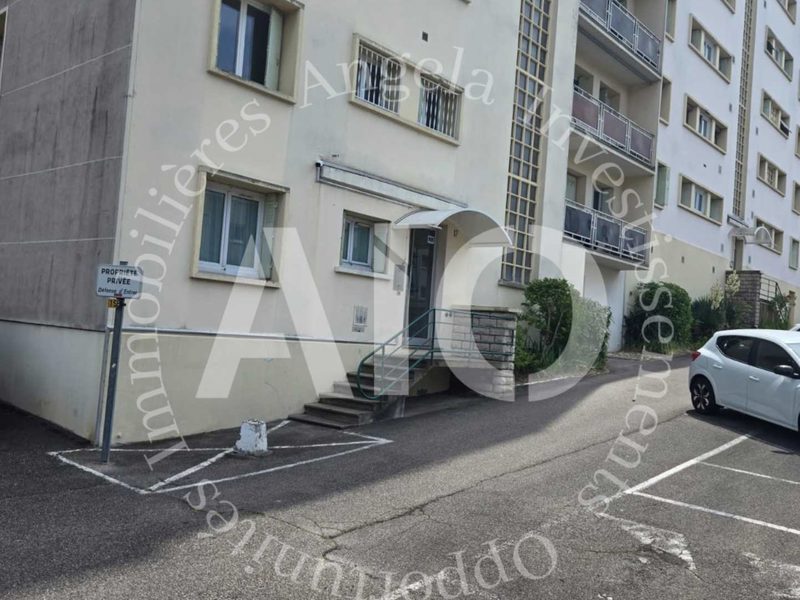 Appartement T4 avec balcon, cave et parking Rue