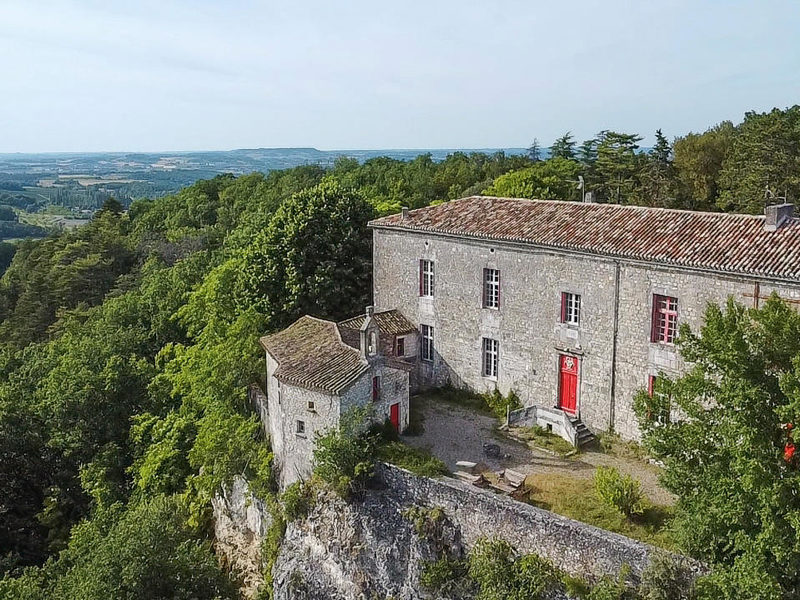 Château du XIIIe siècle au cœur de 35 hectares