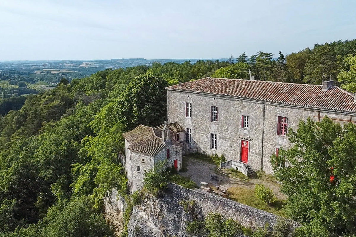 13th-century castle in the heart of 35 hectares