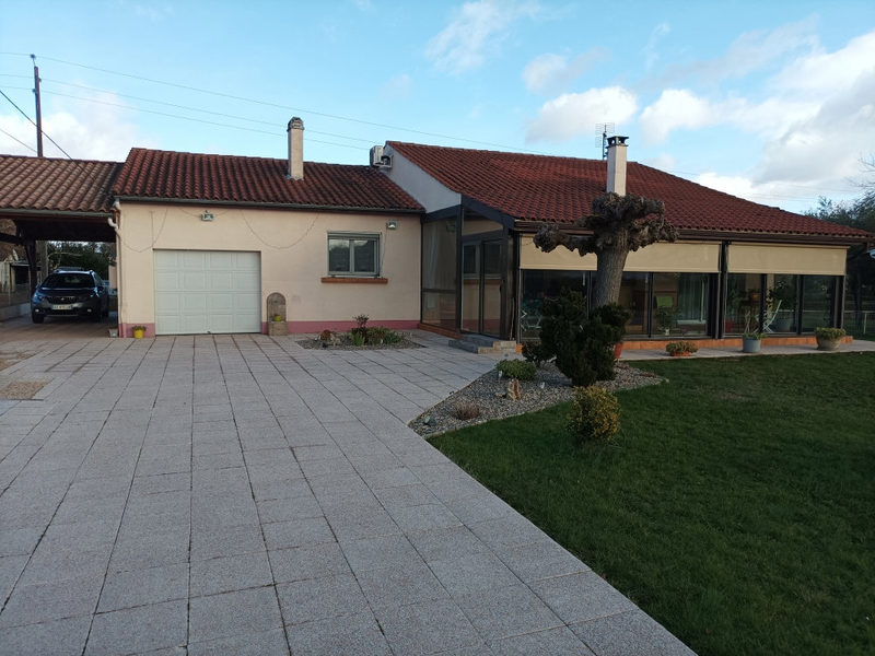 Cette maison de plain-pied vous séduira par son agréable vie.