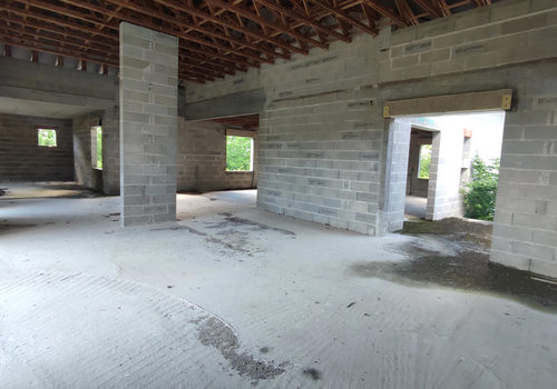 House under construction, located on a plot of over 7,000 m2