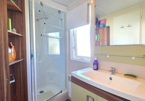 Mobile home with 3 bedrooms and private plot