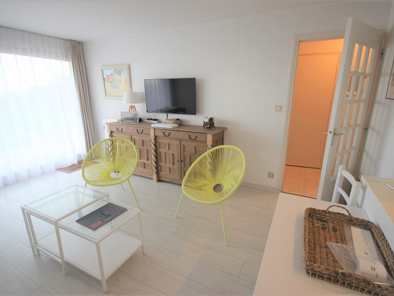 Beautiful ground floor garden apartment with sea front terrace