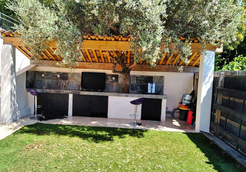BANDOL Renovated 1-bedroom apartment with garden and terra