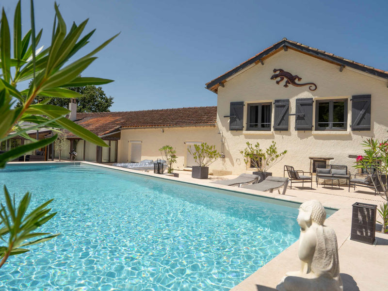 Agréable propriété en pierre avec une maison principale, une