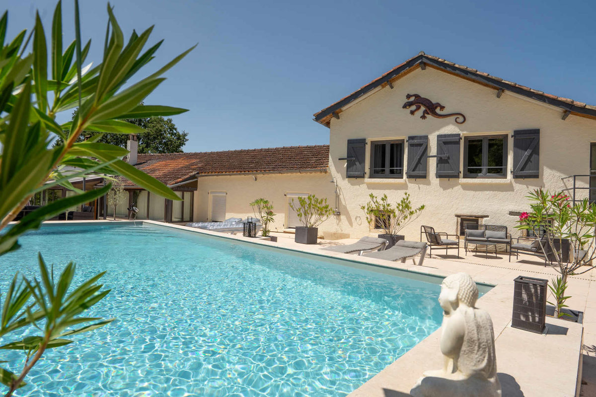 Charming stone property with a main house, a guest house, a