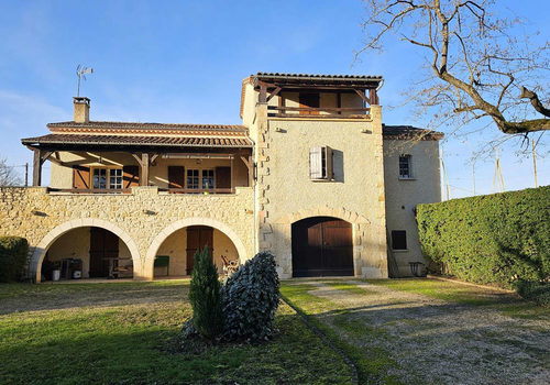 Belle villa en pierre au bord de la rivière