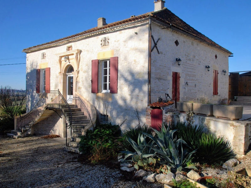 Country house with guest cottage, swimming pool, and barn