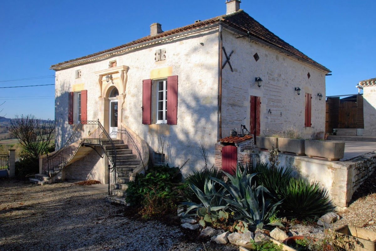 Country house with cottage, swimming pool and barn