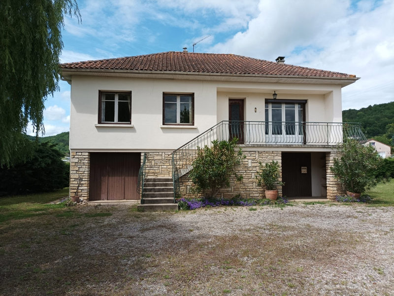 Stone house with a 600 m2 outbuilding