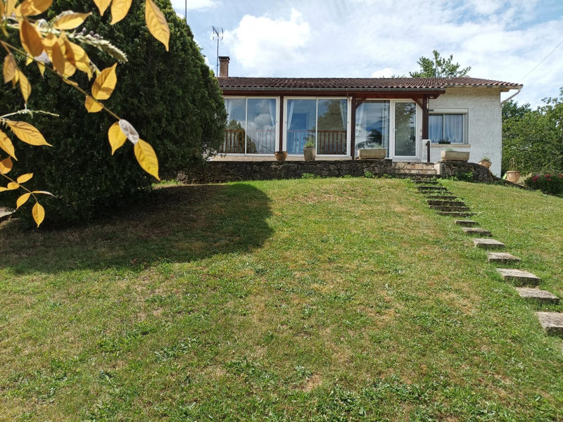 Venez découvrir cette agréable maison semi-enterrée sur un joli...