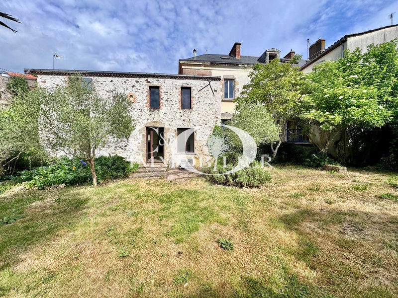Grote stenen woning, 6 slaapkamers - 320 m2 - centrum Rocheservière