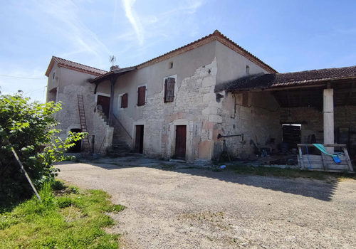 Propriété comprenant une maison à ossature bois, une maison