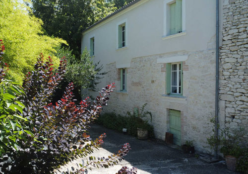 Joli corps de ferme avec dépendances et un terrain d'environ 6,4 hectares.