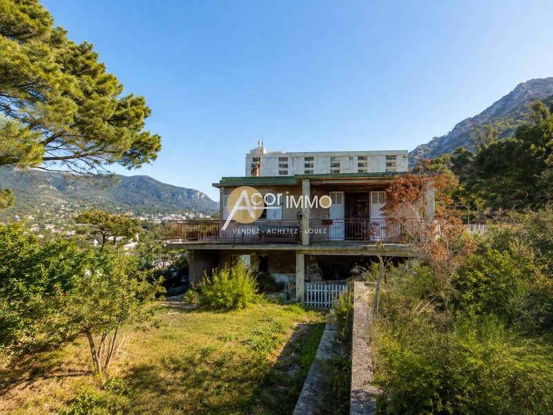 TOULON UNE PROPRIÉTÉ DE 5 CHAMBRES SUR PLUS DE 10 000 M2 DE TERRAIN