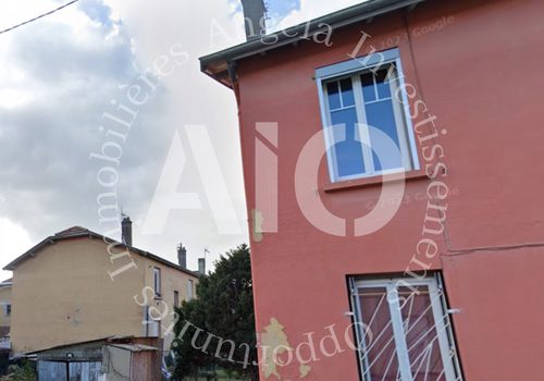 À vendre 2 immeubles en R+1 d'une surface de 335 m² et un terrain.