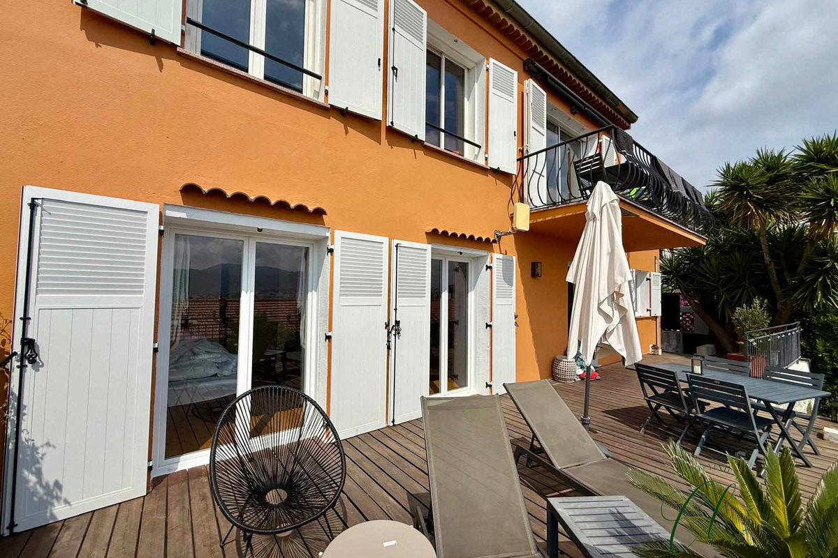 NICE / MANTEGA RIGHI Huis met zeezicht, twee appartementen