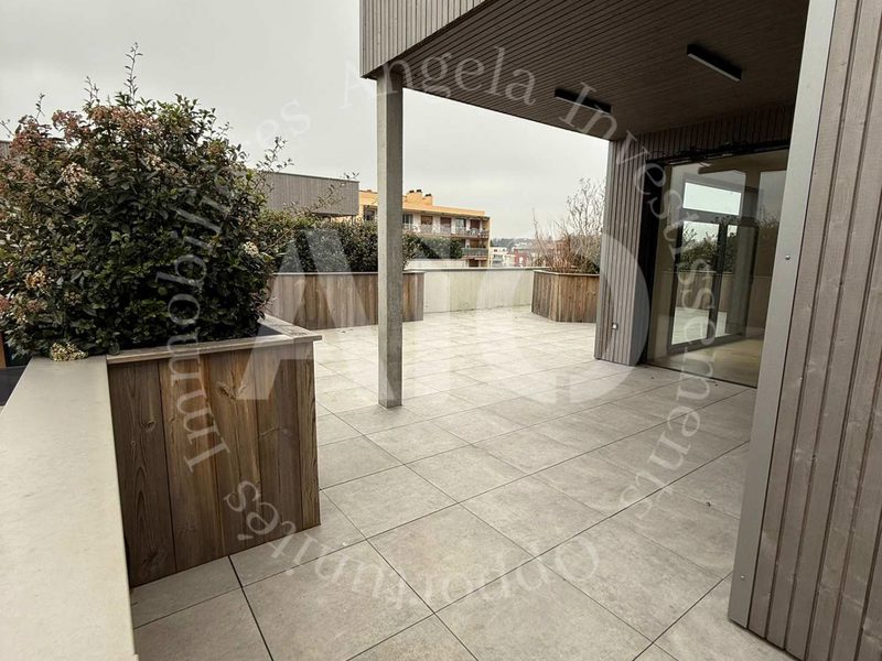 APPARTEMENT DE 121 M2 AU DERNIER ÉTAGE AVEC TERRASSE ET 3 GARAGES