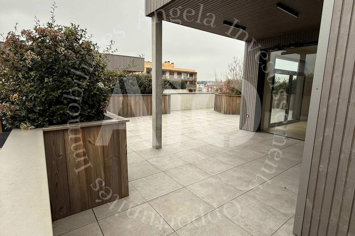 APPARTEMENT VAN 121M2 OP DE BOVENSTE VERDIEPING MET TERRAS EN 3 GARAGES