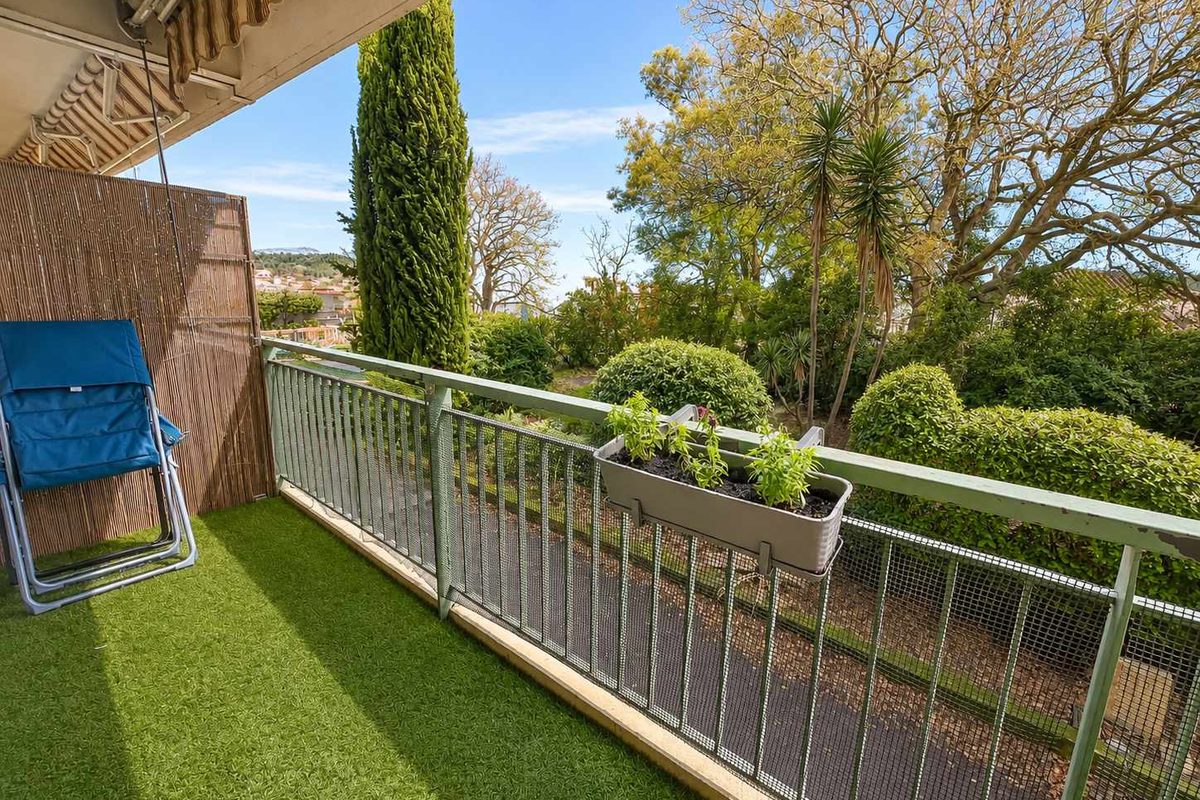 Six-Fours - 85 m2 T4 - close to amenities - terrace - by