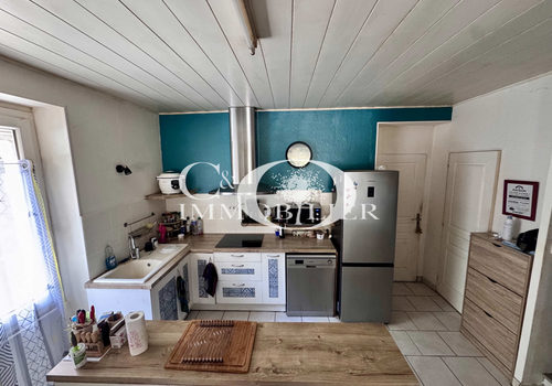 En centre bourg - 4 chambres avec garage et véranda Proche