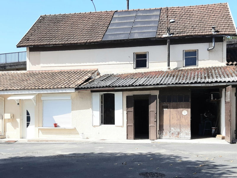 Twee huizen van 163 m2, waarvan één van 70 m2 te renoveren.