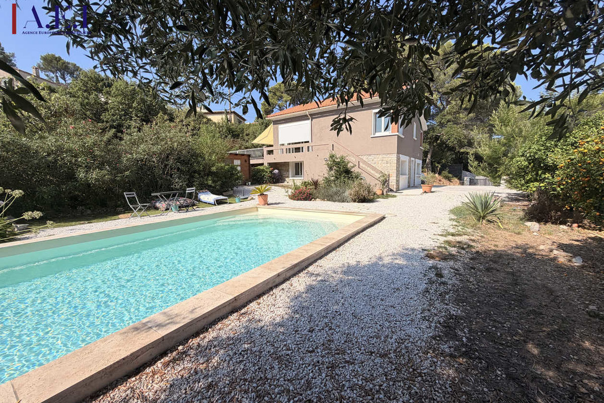 Detached house with swimming pool