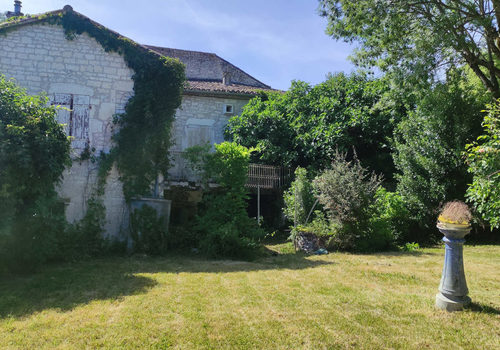 Maison de hameau à restaurer avec terrasse, caves et jardin