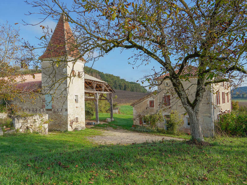 Ensemble en pierre, restauré, sur 2 hectares de terrain sans