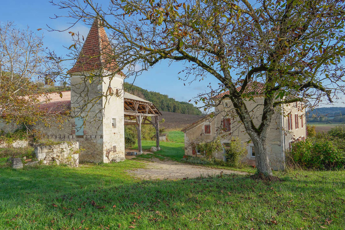 Restored stone ensemble on 2 hectares of land with no neighb